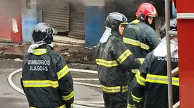 Imagem ilustrativa da imagem Supermercado incendiado precisou de 16 bombeiros para conter as chamas