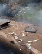 Imagem ilustrativa da imagem Criminosos explodem carro-forte em rodovia de SP; dinheiro fica espalhado na estrada