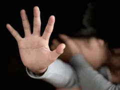 Imagem ilustrativa da imagem Homem é preso suspeito de abusar de enteada de 13 anos; mãe contesta a filha