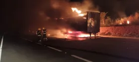 Imagem ilustrativa da imagem Caminhão carregado de algodão pega fogo na BR-050