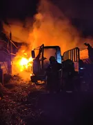 Imagem ilustrativa da imagem Incêndio atinge depósito de materiais recicláveis em Goiânia