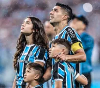 Imagem ilustrativa da imagem Suárez marca em despedida, Grêmio vence o Vasco e volta ao G-4 do Brasileirão