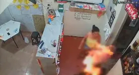 Imagem ilustrativa da imagem Vídeo: Mulher coloca fogo no companheiro após discussão