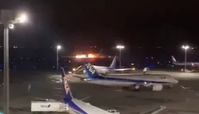 Imagem ilustrativa da imagem Avião pega fogo após bater em outra aeronave em aeroporto