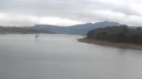 Imagem ilustrativa da imagem Bombeiros realizam buscas após helicóptero cair em lago
