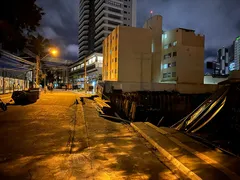 Imagem ilustrativa da imagem Prédio é evacuado após rua desabar em Goiânia
