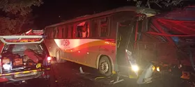 Imagem ilustrativa da imagem Ônibus bate em caminhão parado e deixa três feridos