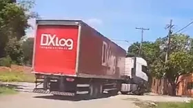Imagem ilustrativa da imagem Vídeo mostra o momento que ciclista sai ileso após parar embaixo de carreta