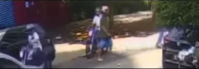 Imagem ilustrativa da imagem Vídeo mostra momento que policial atira em suspeito durante tentativa de assalto