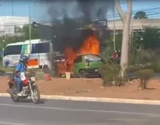 Imagem ilustrativa da imagem Carro pega fogo em avenida