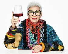Imagem ilustrativa da imagem Ícone da Moda, Iris Apfel, Morre aos 102 Anos