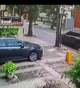 Imagem ilustrativa da imagem Vídeo mostra momento em que carro de Deputado é roubado