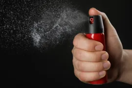 Imagem ilustrativa da imagem Estudantes passam mal com spray de pimenta usado dentro de escola
