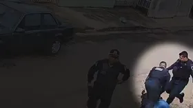 Imagem ilustrativa da imagem Vídeo: mulher é agredida a chutes durante abordagem policial