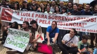 400 pessoas protestam Praça Civica em primeiro dia de greve da UEG