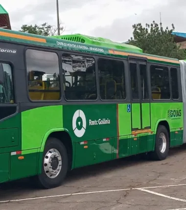Imagem ilustrativa da imagem Ronaldo Caiado apresenta o novo ônibus elétrico de Goiânia