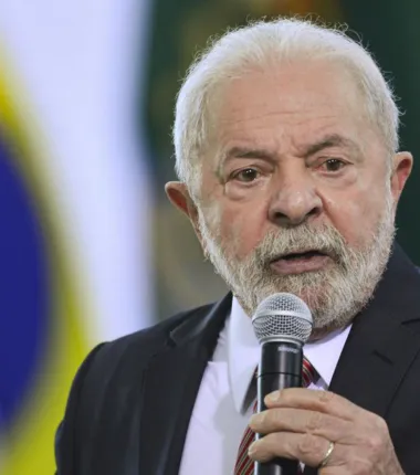 Imagem ilustrativa da imagem Lula se recusa a responder sobre ato de Bolsonaro e pergunta é vaiada no Planalto