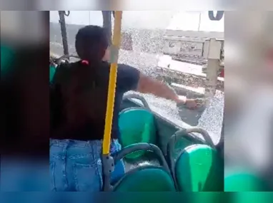 Imagem ilustrativa da imagem Desespero: Mãe quebra janela de ônibus após criança passar mal em meio a calor extremo