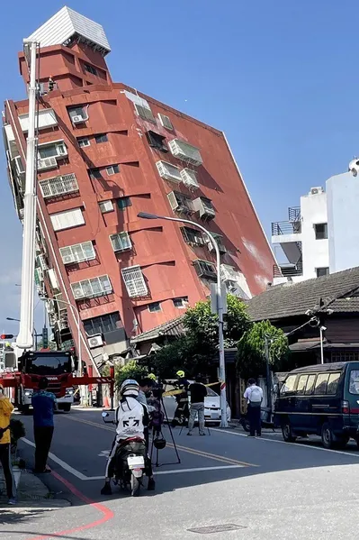 Terremoto deixa nove mortos e 800 feridos em Taiwan