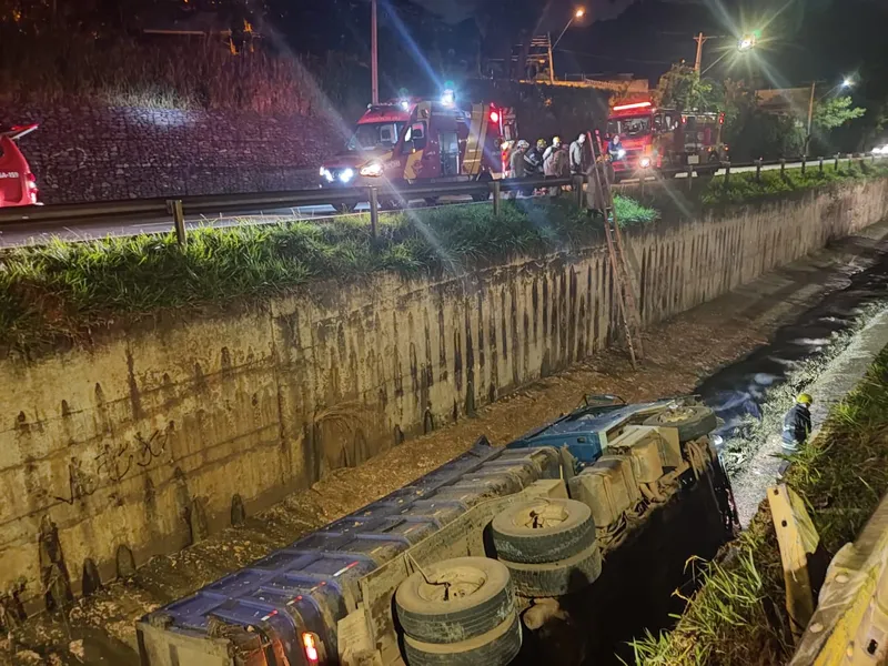 Motorista fica ferido após caminhão cair em rio da Marginal Botafogo