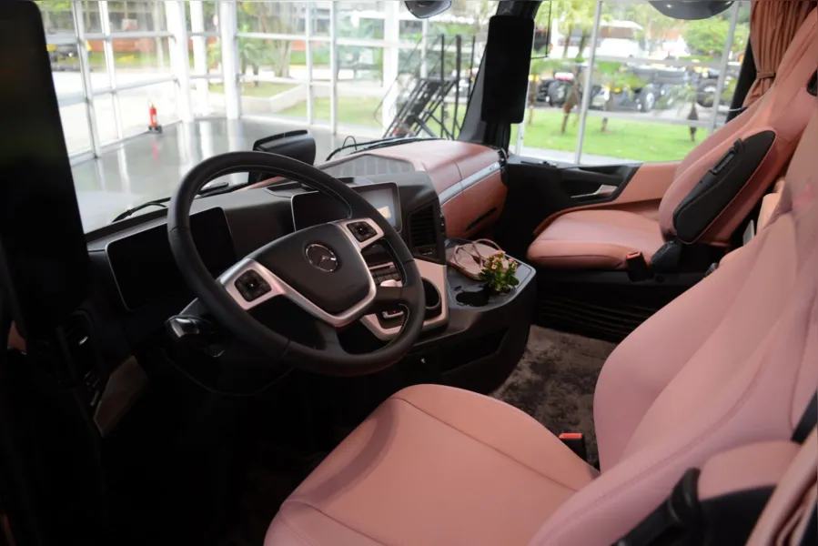Mercedes-Benz Actros 2651 customizado para mulheres caminhoneiras