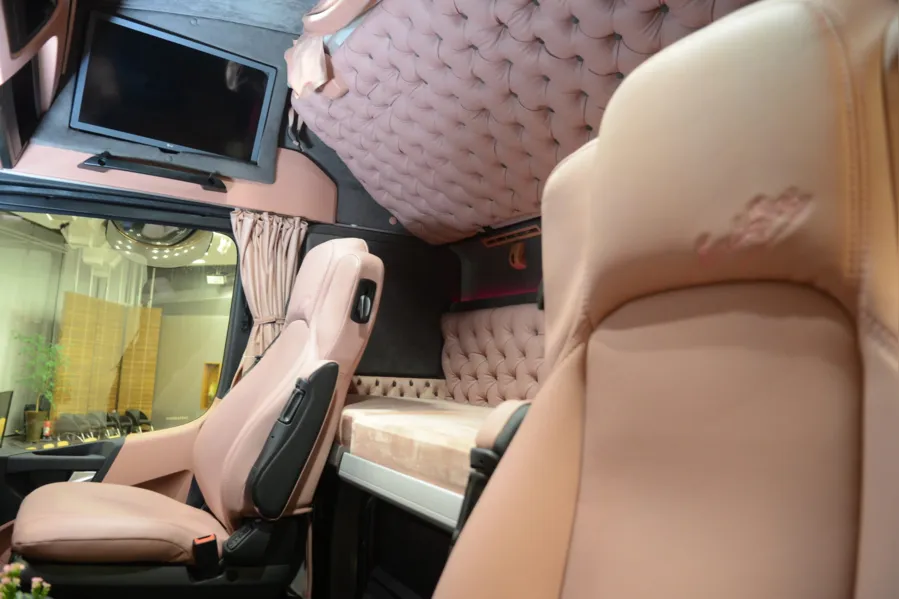 Mercedes-Benz Actros 2651 customizado para mulheres caminhoneiras