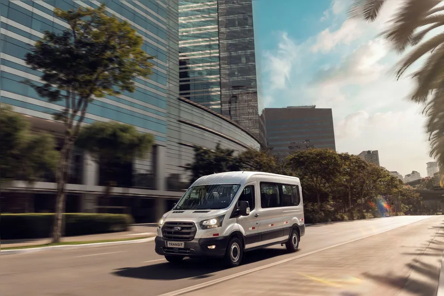 Ford Transit 2023 estreia exclusivo câmbio automático no Brasil