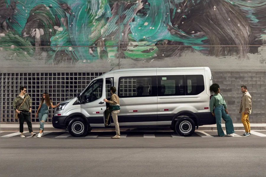 Ford Transit 2023 estreia exclusivo câmbio automático no Brasil