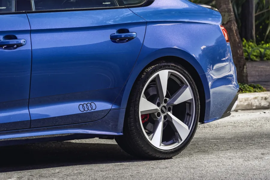 Audi A5 é lançado em edição especial Carbon Edition por R$ 397.990
