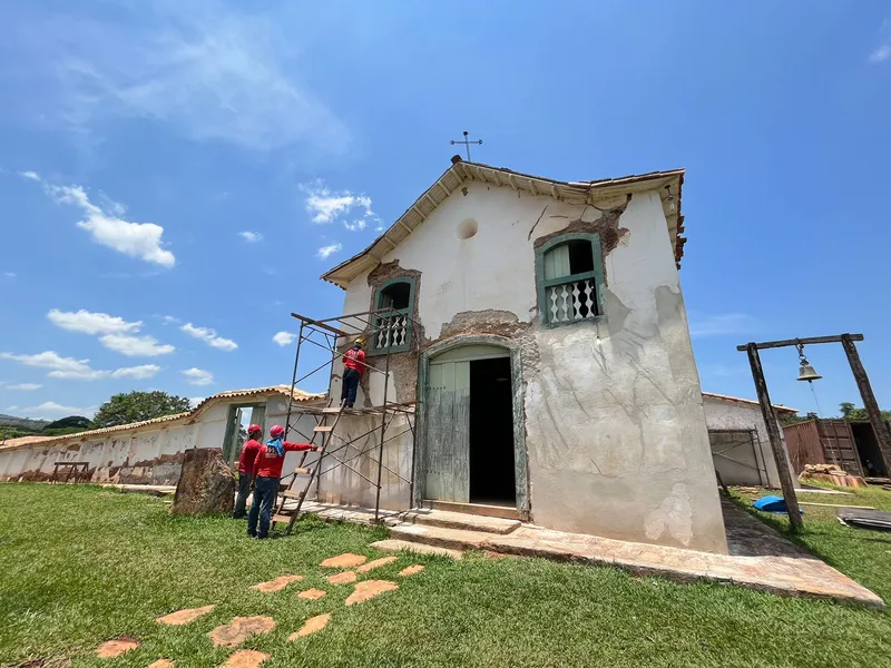 Com investimentos de R$ 1,5 milhão do Tesouro Estadual, restauração da Igreja São João Batista, no antigo Arraial do Ferreiro, deve ser concluída até abril de 2024. Secretaria de Estado da Cultura – Governo de Goiás