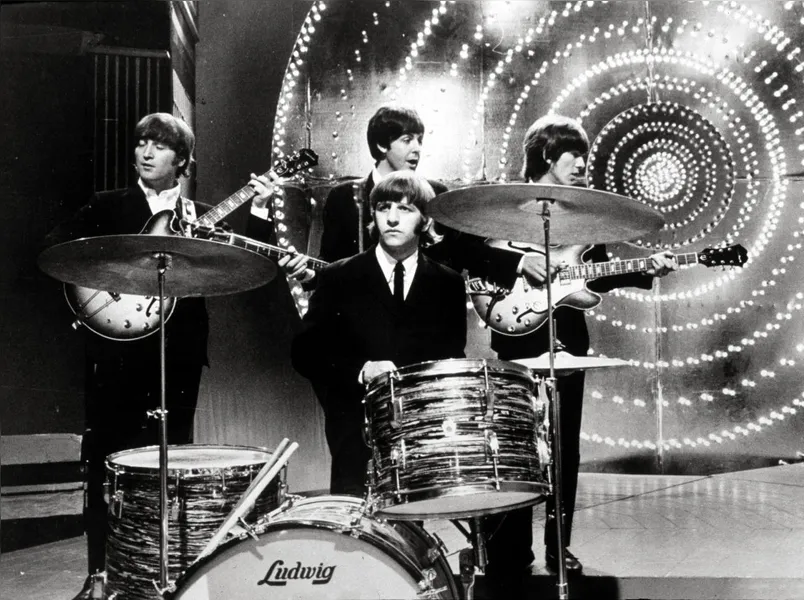 The Beatles: Revolucionaram a música com melodias cativantes e composições inovadoras, deixando um impacto imensurável na cultura pop.