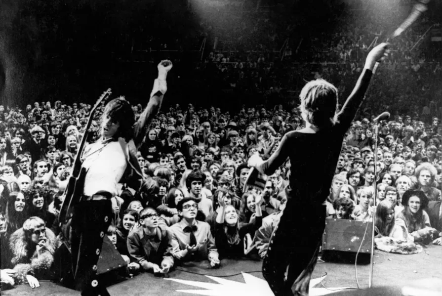The Rolling Stones: Com uma mistura corajosa de rock e blues, e a presença icônica de Mick Jagger, são verdadeiras instituições do rock'n'roll.