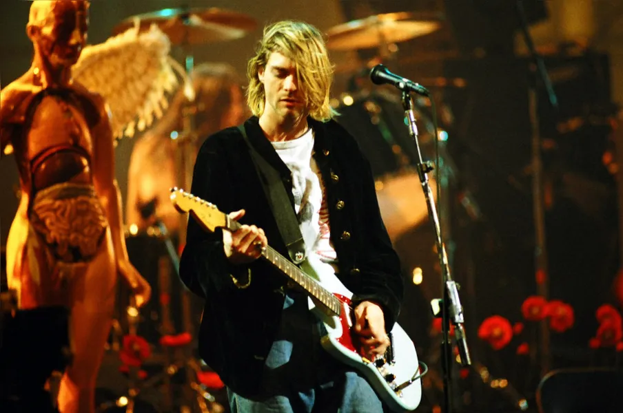 Nirvana: Kurt Cobain e sua banda remodelaram o rock nos anos 90, deixando um hino inesquecível com "Smells Like Teen Spirit".