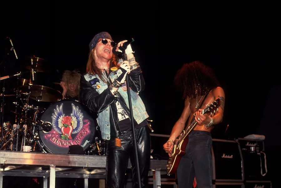 Guns N' Roses: A voz única de Axl Rose e a destreza de Slash na guitarra transformaram a banda numa lenda do rock.