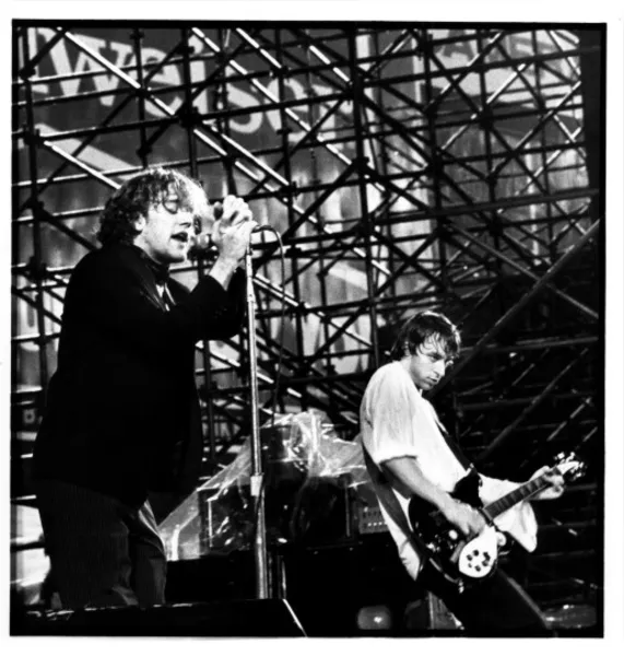 R.E.M.: Com rock alternativo e letras únicas de Michael Stipe, ajudaram a definir o gênero nos anos 80 e 90.