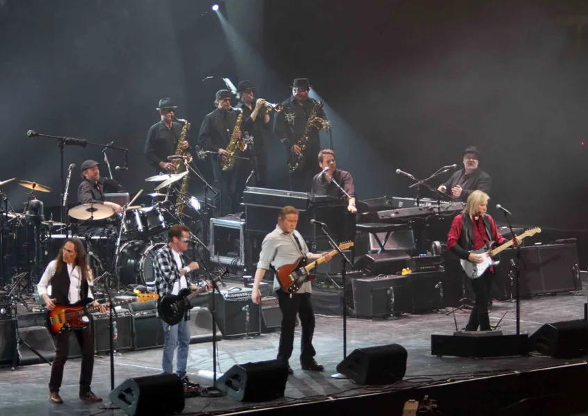 The Eagles: Conhecidos por suas harmonias, e com "Hotel California" como um hino icônico.