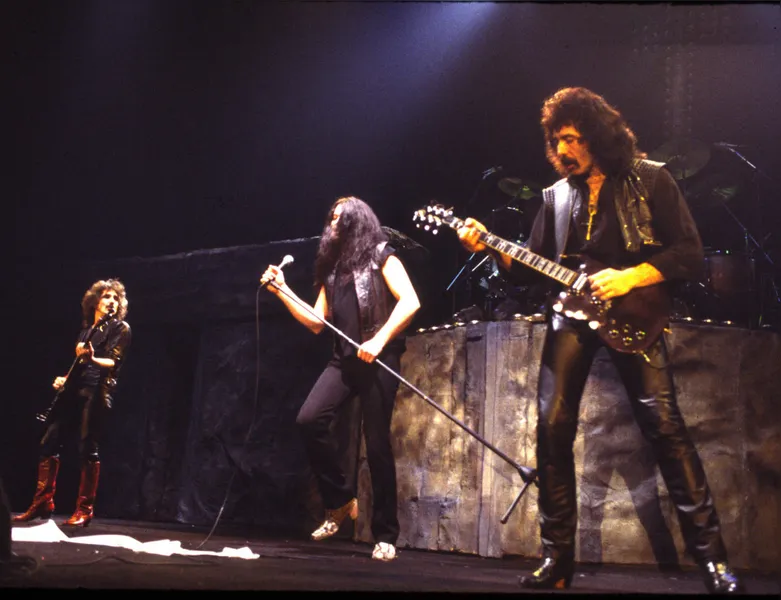 Black Sabbath: Padrinhos do heavy metal, lançaram as bases para o metal como o conhecemos hoje.