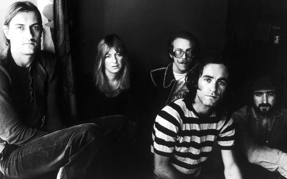 Fleetwood Mac: Sucessos atemporais como "Go Your Own Way" tornam parte da realeza do rock.