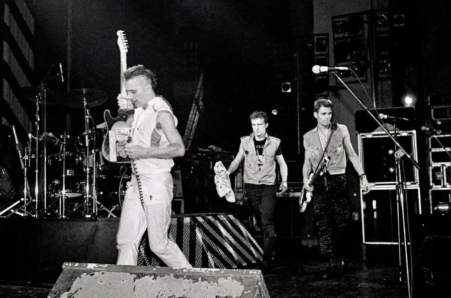 The Clash: Pioneiros do punk, com letras politicamente carregadas que inspiraram gerações.