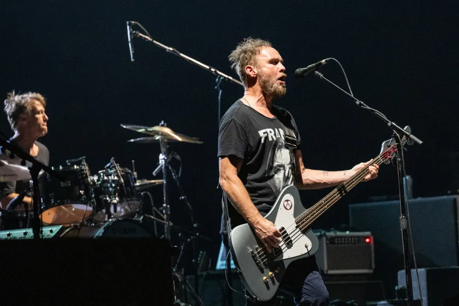 Pearl Jam: Ícones do grunge rock dos anos 90, com a voz única de Eddie Vedder.