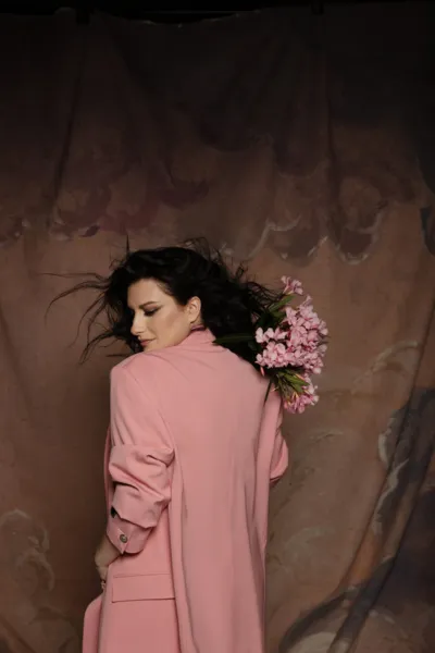 Laura Pausini sobre novo álbum: 'Não estamos vendendo sonhos, mas sim realidade'