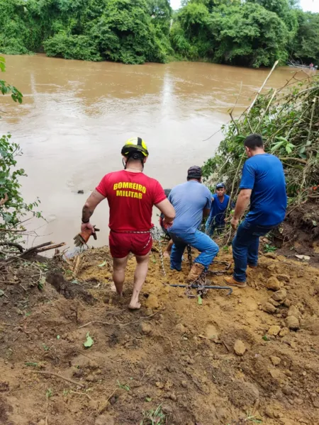 Homens morrem afogados após carro cair dentro de rio