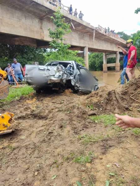 Homens morrem afogados após carro cair dentro de rio