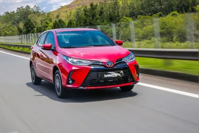 
		Toyota Yaris 2023 muda levemente o visual e fica mais seguro