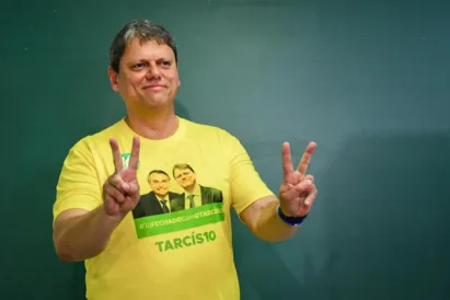 
		Tarcísio diz que parabenizar Lula 'faz parte da democracia'