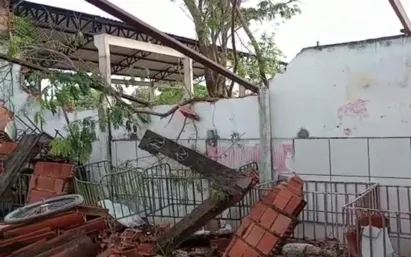 
		Creche fica destruída após forte chuva, em Goiânia