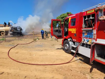 
		Caminhão de piche pega fogo, na BR-153