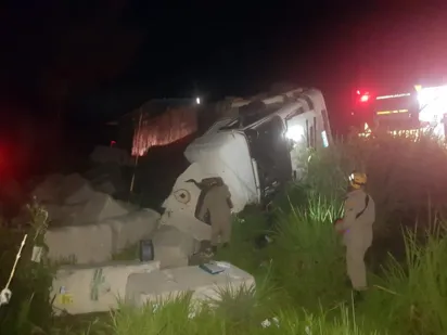 
		Motorista morre após caminhão sair da pista e capotar, em Mineiros