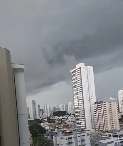 
			Registro de nuvem momentos antes do temporal cair em Goiânia