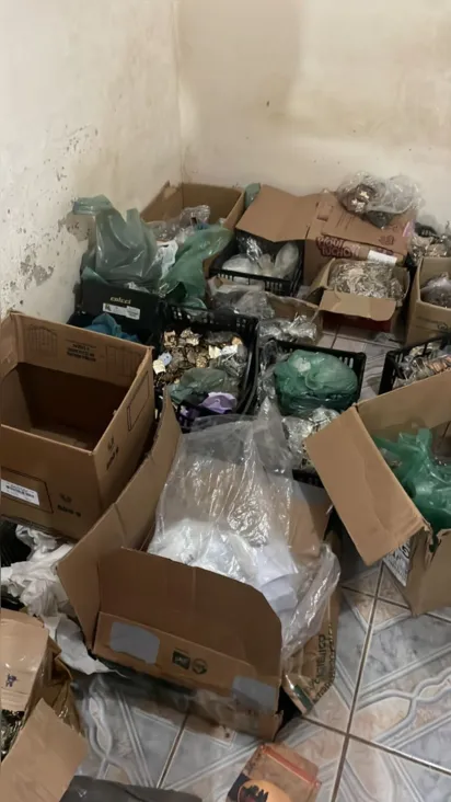 
		Cerca de 100 caixas com peças de vestuários falsificadas são apreendidas em Jaraguá